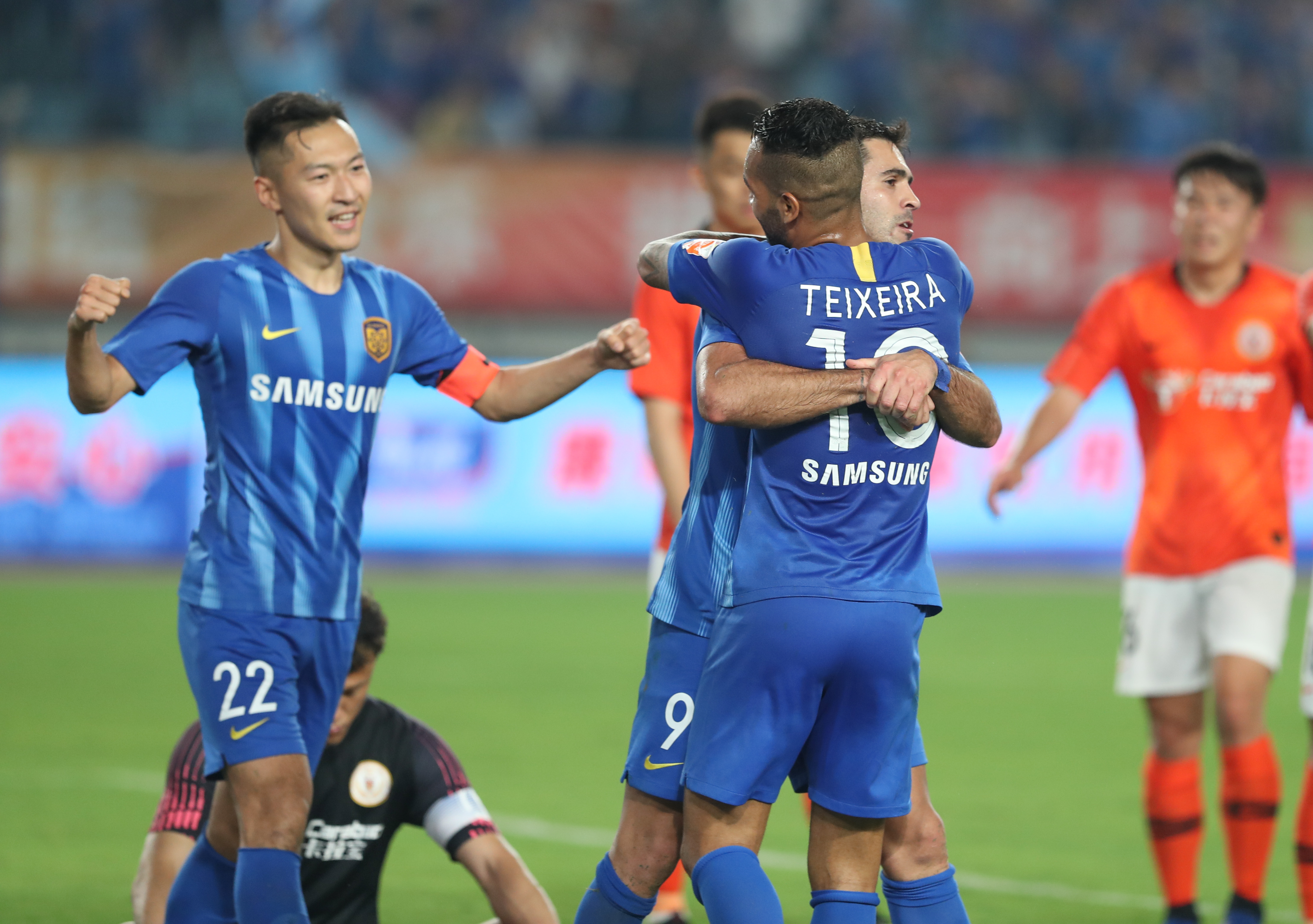 她在低谷中 她在低谷中